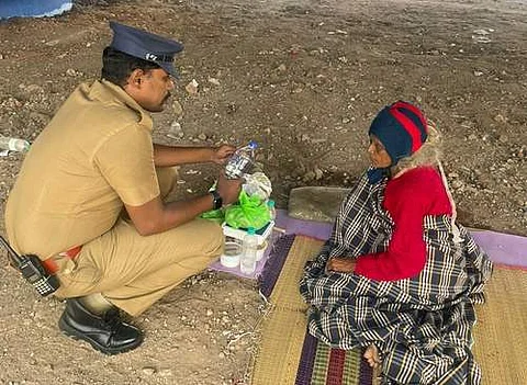 கோவையில் பேட்டரி தண்ணீரை குடித்த மூதாட்டியை காப்பாற்றிய காவலர்..!