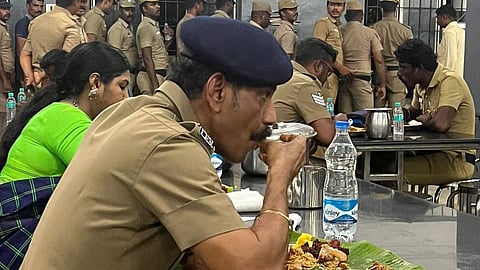 காவலர்களுடன் அமர்ந்து உணவருந்திய சைலேந்திரபாபு