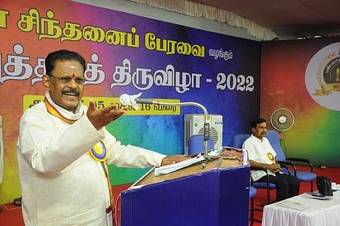 மாணவா்களிடம் ஆசிரியா்கள் நண்பா்களைப்போல பழக வேண்டும்: சுகி.சிவம்