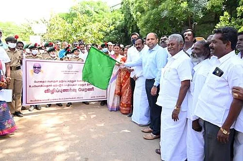 ஈரோடு ரயில்வே காலனி அரசு மேல்நிலைப்பள்ளியில் மாணவர்களின் போதைப் பொருள் ஒழிப்பு விழிப்புணர்வு ஊர்வலத்தைதொடங்கி வைத்த வீட்டு வசதி துறை அமைச்சர் எஸ். முத்துசாமி.