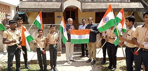 வெங்கடேஸ்வரா பள்ளி சாா்பில் தேசியக் கொடிகள் வழங்கல்