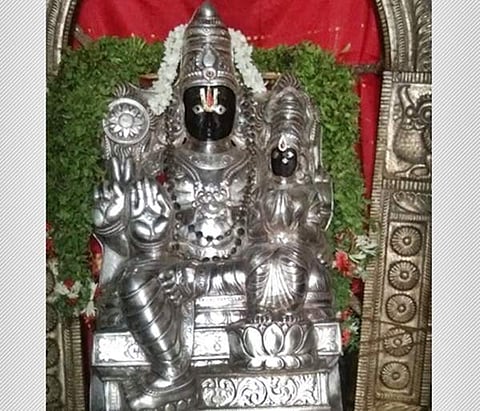 வெள்ளிக்கவச அலங்காரத்தில் லட்சுமி நாராயணப் பெருமாள்