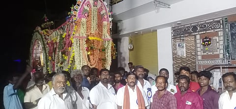 மானாமதுரையில் வீர அழகா் பூப்பல்லக்கில் பவனி