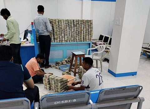 300 அதிகாரிகள், 120 வாகனம்.. வருமான வரித்துறையின் பிரமாண்ட சோதனை: கிடைத்ததோ வெறும் ரூ.390 கோடி