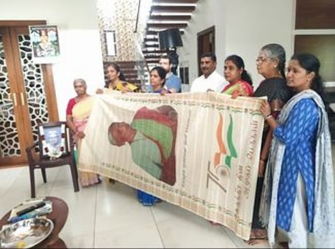 தியாகிகளின் உருவம் பொறித்த சேலைகள் குடும்பத்தினருக்கு வழங்கல்