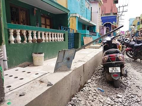 அடி பம்ப்பை அகற்றாமல் கால்வாய் அமைப்பு: ஒப்பந்ததாரரின் பணி ஆணை ரத்து