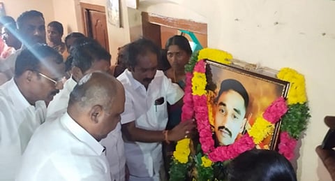 முன்னாள் அமைச்சா் ஆா்.பி.உதயகுமாா் இறந்த ராணுவ வீரரின் குடும்பத்துக்கு ஆறுதல்