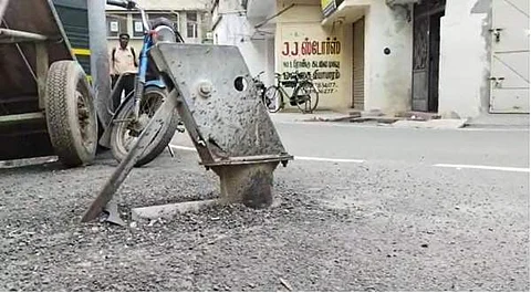 சேலம் மாநகராட்சி 28 ஆவது கோட்டத்துக்குட்பட்ட அப்புசாமி தெருவில் ஆழ்துளை கிணற்றின் பம்பை அகற்றாமல் போட்டுள்ள தார் சாலை.