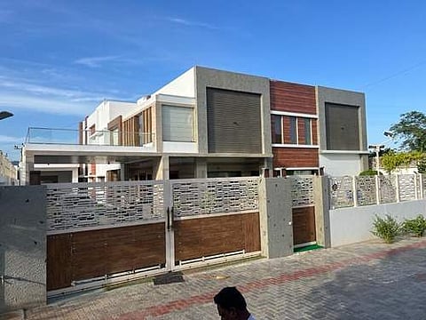 லஞ்ச ஒழிப்புத்துறை போலீசார் சோதனை மேற்கொண்டு வரும் முன்னாள் சட்டப்பேரவை உறுப்பினர் கே.பி.பி. பாஸ்கர் வீடு.