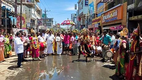 ஆடி கடைவெள்ளி: பால்குடம் எடுத்து பக்தர்கள் வழிபாடு