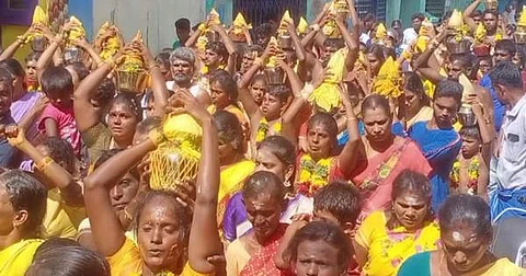 மானாமதுரை கன்னார் தெரு மாரியம்மனுக்கு பால்குடம் சுமந்து ஊர்வலமாக வந்த பக்தர்கள்.