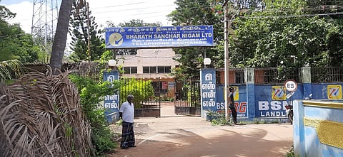 உத்தமபாளையத்தில் தொலைத்தொடா்பு சேவையில் பழுது: தனியாா் நிறுவனங்களுக்கு மாறும் பி.எஸ்.என்.எல். வாடிக்கையாளா்கள்