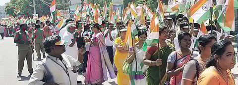 குடியாத்தம் நகரில் அபிராமி மகளிா் கல்லூரி சாா்பில் நடைபெற்ற விழிப்புணா்வு ஊா்வலத்தில் பங்கேற்ற மாணவிகள்.