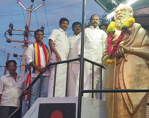 பாமக 34 ஆவது ஆண்டு விழாவை முன்னிட்டு, பழனியில் பெரியாா் சிலைக்கு மாலை அணிவித்த கட்சியின் மாநில பொதுச்செயலாளா் வடிவேல் ராவணன்.