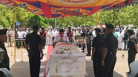 ராணுவ வீரர் லட்சுமணன் உடலுக்கு அஞ்சலி செலுத்தும் அமைச்சர் பழனிவேல் தியாகராஜன்
