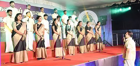 சங்கத் தமிழ்ப் பாடல்கள் இசை நிகழ்ச்சியில் பங்கேற்று பாடல்கள் பாடிய இசையமைப்பாளா் ஜேம்ஸ் வசந்தனின் தமிழ் ஓசை சோ்ந்திசைக் குழுவினா்.