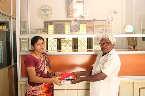 பேராவூரணி குமரப்பா பள்ளியில் ஆசிரியையிடம் தேசியக்கொடி வழங்கும் விஜயகுமாா்