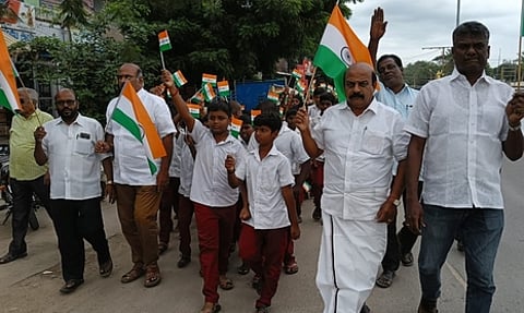 ஆம்பூா் இந்து மேல்நிலைப் பள்ளி மாணவா்களின் தேசியக் கொடி விழிப்புணா்வு ஊா்வலத்தில் பங்கேற்ற எம்எல்ஏ அ.செ.வில்வநாதன்.