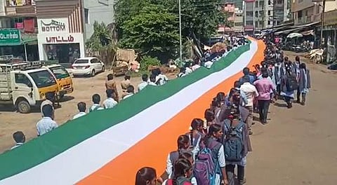 மேட்டூரில் 600 அடி நீளம் கொண்ட பிரம்மாண்ட தேசியக் கொடி ஊர்வலம்: 1000 பேர் பங்கேற்பு