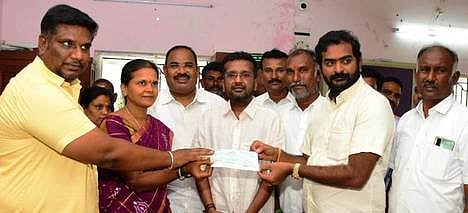 பேரூராட்சி செயல் அலுவலா் சிவராமனிடம் ரூ. 90 லட்சத்துக்கான காசோலையை அளிக்கும் டத்தோ எஸ். பிரகதீஸ்குமாா்.