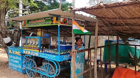 ராமநாதபுரத்தில் சாலையோரக் கடைகளில் தேசியக் கொடி ஏற்றி உற்சாகம்