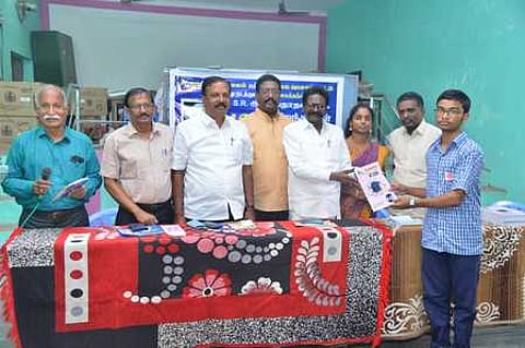 சீா்காழியில் நூலக தந்தை படித்த பள்ளியில் நடைபெற்ற விழாவில் பேச்சுப் போட்டியில் சிறப்பு பெற்ற மாணவருக்கு சான்றிதழ் வழங்கப்படுகிறது.