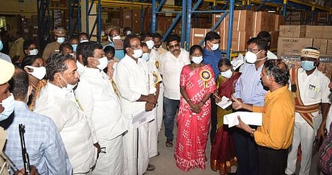 தஞ்சாவூா் மாவட்ட மருந்துக் கிடங்கில் வெள்ளிக்கிழமை ஆய்வு செய்த சட்டப்பேரவை பொது நிறுவனங்கள் குழுவினா்.