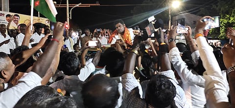 திருவாடானை அருகே சி.கே.மங்கலத்தில் சனிக்கிழமை பாஜக மாநில தலைவா் அண்ணாமலைக்கு வரவேற்பு அளித்த அக்கட்சியினா்.