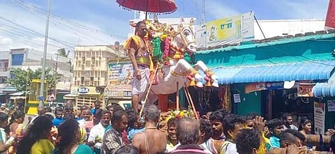 மானாமதுரையில் ஆடி பிரம்மோற்சவ விழாவில் தீர்த்தவாரி உற்சவத்துக்காக வீர அழகர் குதிரை வாகனத்தில் பட்டத்தரசி கிராமத்தார் மண்டகப்படிக்கு புறப்பாடாகிச் சென்றார்.