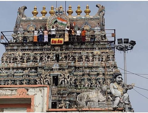 கடலூர் திருப்பாதிரிப்புலியூர் கோயிலில் தேசியக் கொடி ஏற்றிய பாஜகவினர்.
