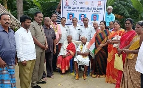 வாணியம்பாடி மிட் டவுன் ரோட்டரி சங்கம் சாா்பில் சுதந்திர போராட்ட தியாகி நாராயணசாமியை கௌரவித்த பேராசிரியா் சிவராஜ்