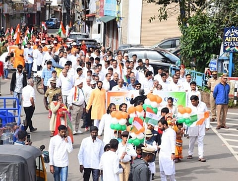 உதகையில் ஜெயின் சங்கத்தின் சாா்பில் நடைபெற்ற பேரணியில் பங்கேற்றோா்.