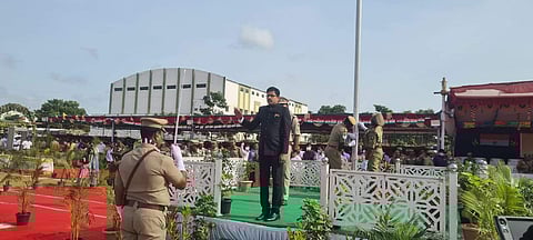 திருப்பூரில் மாவட்ட ஆட்சியர் எஸ். வினீத் தேசிய கொடி ஏற்றினார்