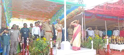 புதுவை அமைச்சர் சந்திர பிரியங்கா கொடியேற்றி மரியாதை