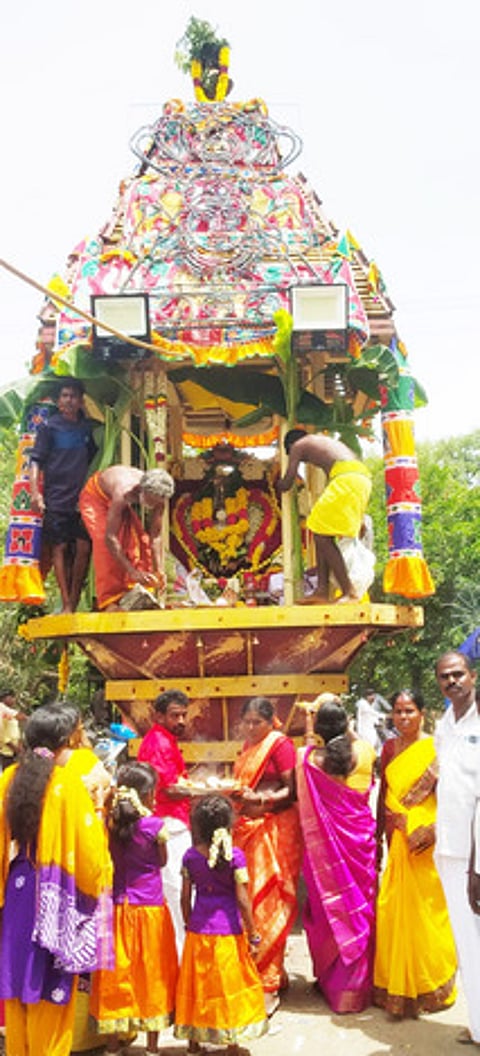 பெருநகா் ஸ்ரீகளரொளியம்மன் கோயிலில் நடைபெற்ற தேரோட்டம்