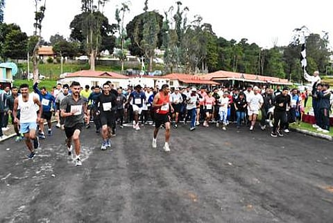 மினி மாரத்தான் போட்டியில் பங்கேற்றோா்.