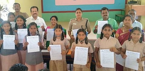 மாணவா்களுக்கு விழிப்புணா்வு துண்டுப் பிரசுரங்களை வழங்கிப் பேசிய துணைக் காவல் கண்காணிப்பாளா் ராகவி, டீம் மருத்துவமனை தலைமை மருத்துவா் கே.எச். சலீம்.