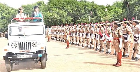 காவல்துறையினரின் அணிவகுப்பைப் பார்வையிட்ட மாவட்ட ஆட்சியர் கவிதா ராமு. உடன் மாவட்டக் காவல் கண்காணிப்பாளர் வந்திதா பாண்டே.