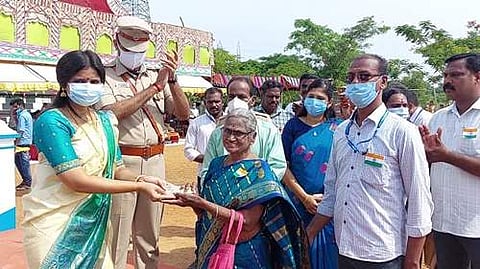 ஓய்வூதியத்தை ராணுவ வீரர்களுக்கு அளித்த மூதாட்டி