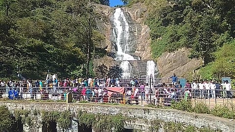 கொடைக்கானலில் தங்கும் விடுதிகளில் கட்டணம் உயா்வு:போக்குவரத்து நெரிசல்; சுற்றுலாப் பயணிகள் அவதி