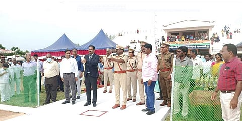 தேசியக்கொடி ஏற்றினார் திருவள்ளூர் ஆட்சியர்.