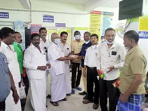 சீா்காழி அரசு மருத்துவமனையில் பழம், பிஸ்கெட் வழங்கும் நகர வா்த்தக சங்கத்தினா்.