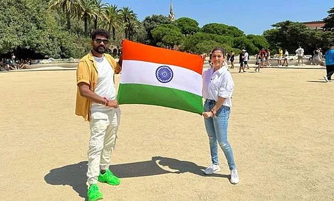 ஸ்பெயினில் தேசியக் கொடியை பறக்க விட்ட விக்னேஷ் சிவன் - நயன்தாரா!