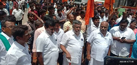 திருப்பூர் மாநகராட்சி அலுவலகம் முன்பாக செவ்வாய்க்கிழமை நடைபெற்ற ஆர்ப்பாட்டத்தில் பங்கேற்ற இந்து முன்னணி அமைப்பினர்.