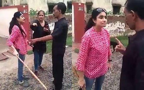 நாய்களைத் துன்புறுத்திய காவலாளி: பிரம்பால் அடித்த ஆசிரியை