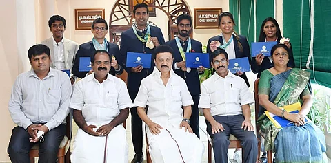 பதக்கம் வென்ற விளையாட்டு வீரர்களுடன் தமிழக முதல்வர்