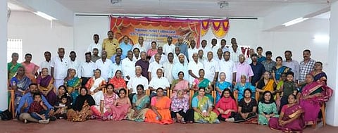 52 ஆண்டுகளுக்கு பிறகு முன்னாள் மாணவா்கள் சந்திப்பு