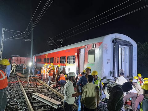 மகாராஷ்டிரத்தில் ரயில்கள் மோதி விபத்து