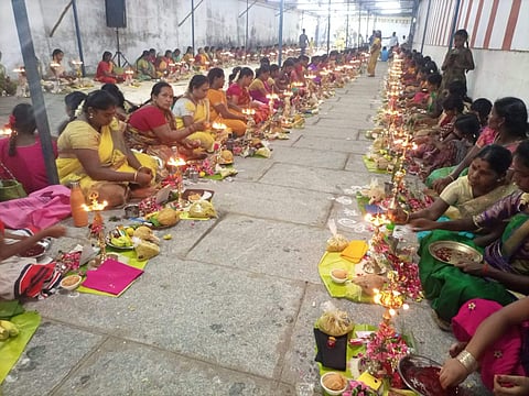 பூவனூர் சதுரங்கவல்லபநாதர் கோயிலில் நடந்த திருவிளக்கு பூஜை.