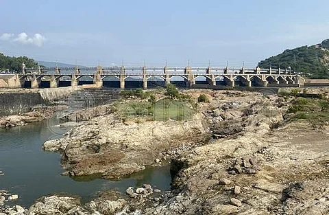 உபரி நீர் போக்கியான பதினாறு கண் பாலத்தின் மதகுகள் புதன்கிழமை காலை மூடப்பட்டன